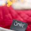 Omlet etichetta su una coperta rossa Luxury per cani e gatti