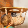 Gatto che guarda fuori da un'amaca interna Freestyle albero per gatti con bambino