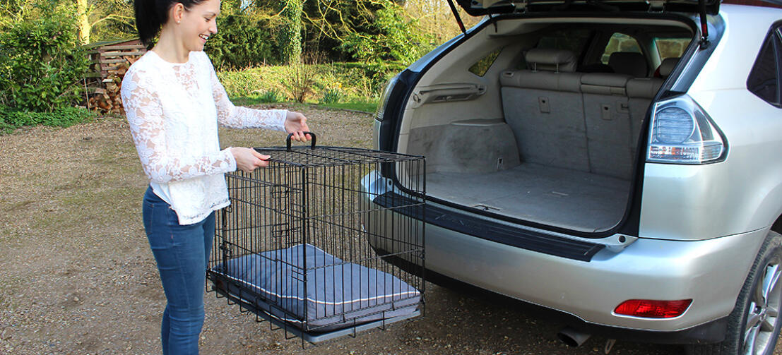 Il pieghevole Omlet Fido Classic è facile da installare e trasportare, rendendolo ideale per l'uso in auto.