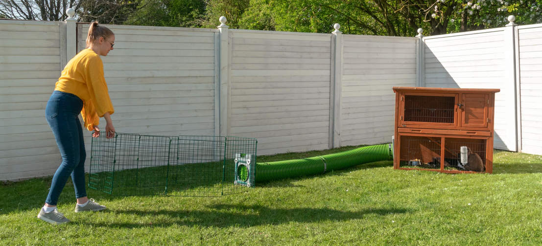 Spostare un'area gioco Zippi in una zona erbosa del giardino è facile.