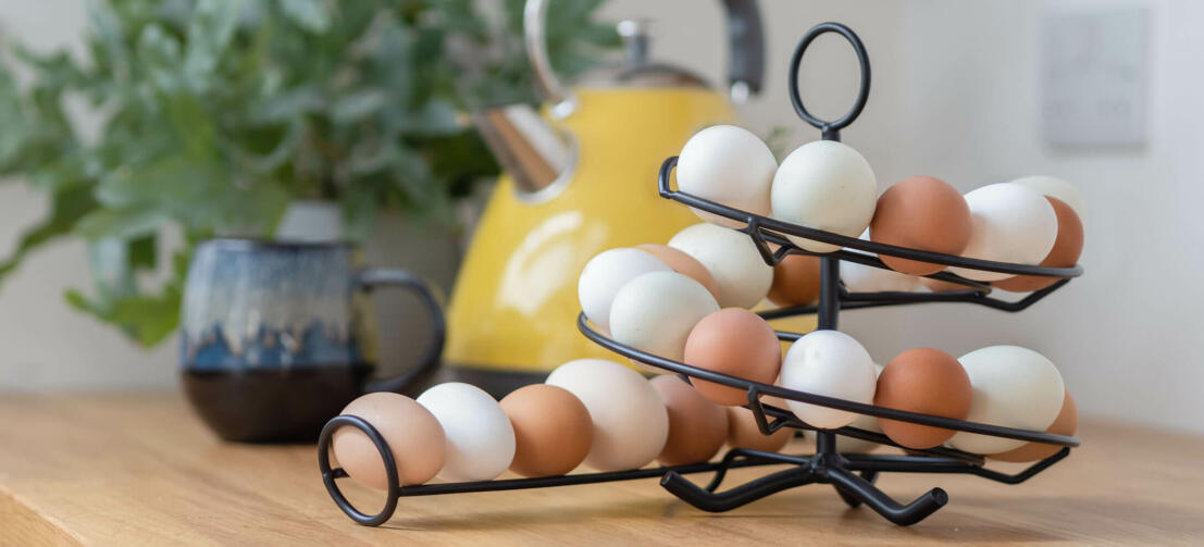 Un porta uova della Omlet pieno di uova fresche in una cucina