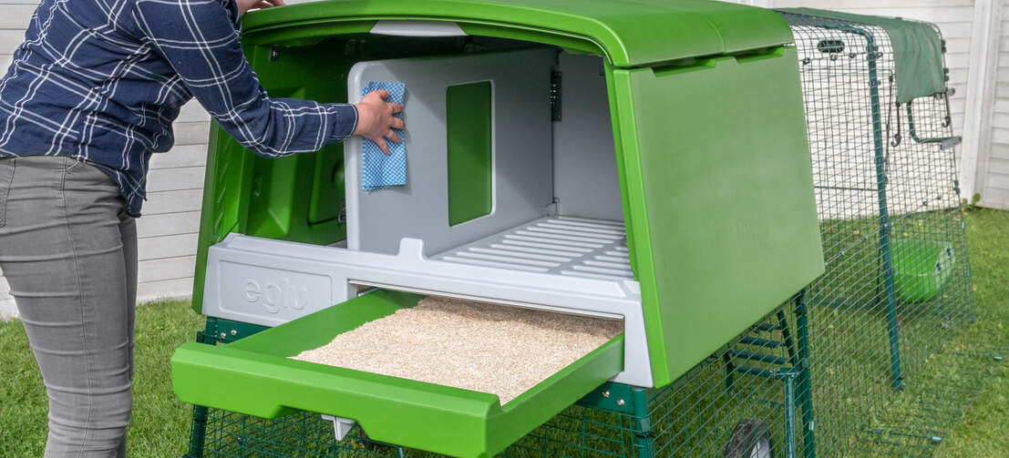 La vaschetta per gli escrementi si estrae facilmente e si pulisce fino alle barre di posatoio e rendono Eglu Cube velocissimo da pulire.