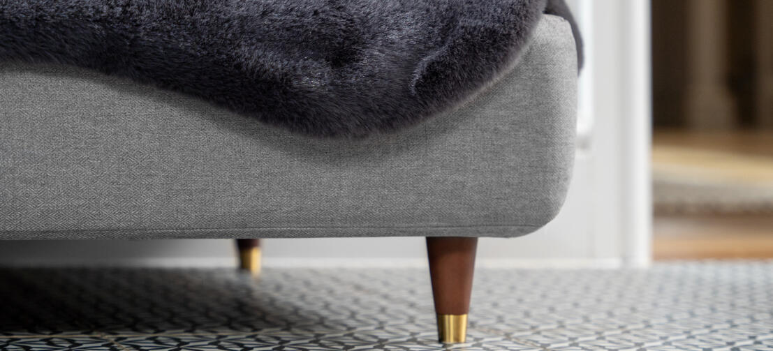 Piedini di design in legno con punta in ottone per rialzare la cuccia