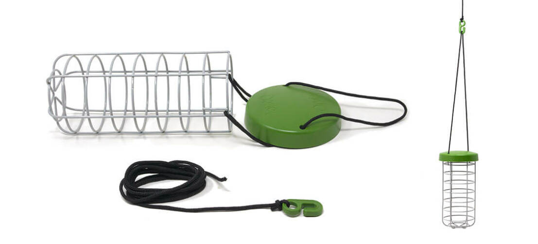 Realizzato in resistente acciaio saldato, il dispenser Caddi è solido e durevole. Ha un tappo a prova di pioggia ed una striscia di nylon che vi consentirà di appenderlo ovunque nel recinto Realizzato in resistente acciaio saldato, il dispenser Caddi è solido e durevole. Ha un tappo a prova di pioggia ed una striscia di nylon che vi consentirà di appenderlo ovunque nel recinto