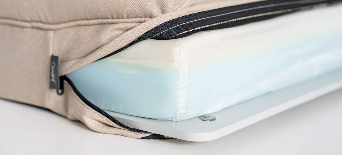 Cuccia per cani in memory foam Omlet con bordo di sostegno in beige naturale con fodera chiusa con cerniera.