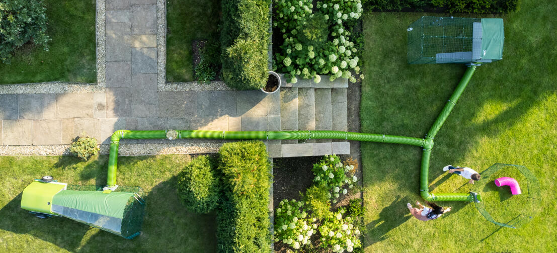 Ripresa di Zippi di una pista, di un box e di un sistema di tunnel allestiti in un giardino.