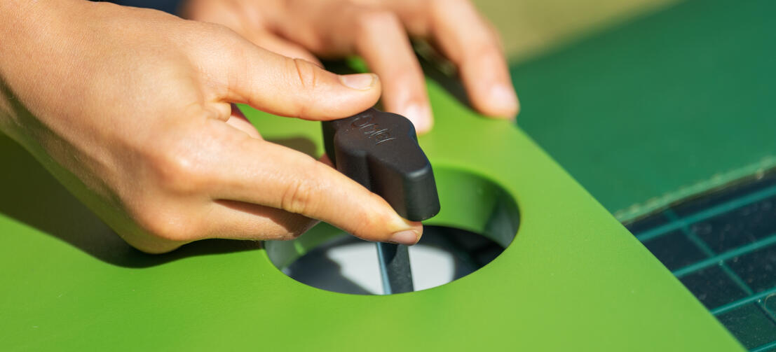 Primo piano delle mani che aprono la maniglia della porta d'ingresso.