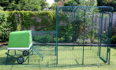 Il Eglu Go up con corsa attaccato a un walk in chicken run utilizzando un kit di collegamento