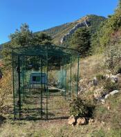 Una grande passerella collegata a un pollaio