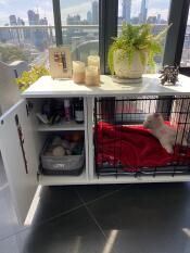 Una cassa per cani Fido bianca con una sezione armadio e un letto per cani grigio