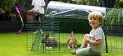 Con una conigliera e una corsa Eglu Go , tu e i tuoi conigli potrete passare del tempo insieme in giardino.