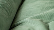 Dettaglio del letto a corde in salvia gardenia