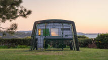 Eglu pollaio professionale con pista al tramonto con luce accesa