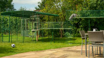 Pista per gatti all'aperto in un giardino collegata con passerelle per gatti