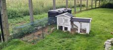 Un recinto basso per conigli in un giardino