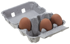 Un portauova da sei uova con tre uova dentro