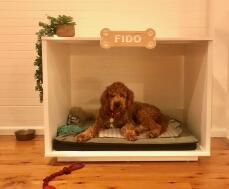 Un cane che riposa nella casa del cane Fido.