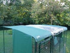 Un recinto per polli coperto da diverse coperture