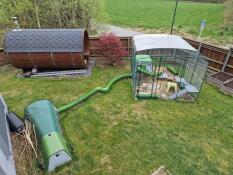 Il recinto per conigli all'aperto collegato alla conigliera Eglu Go in un giardino,