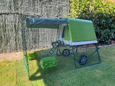 Un Omlet Cube con un'estensione di corsa e ruote su un giardino