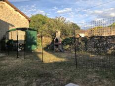 Un grande Eglu Cube con una passeggiata in esecuzione in un giardino