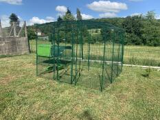 Una grande pista collegata a un pollaio in un giardino