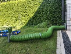 Un tunnel verde che collega due recinti