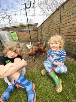 Ragazzi e le loro galline!