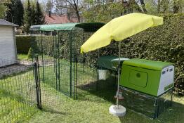 Un pollaio verde collegato a una grande pista