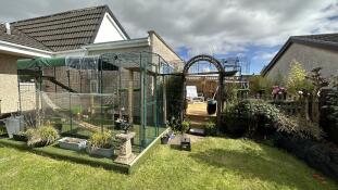 Il giardino Omlet catio collegato da una passerella al ponte Omlet portico su un livello superiore (sono stati necessari 2 pannelli aggiuntivi, venduti separatamente, per sigillare il retro del portico).