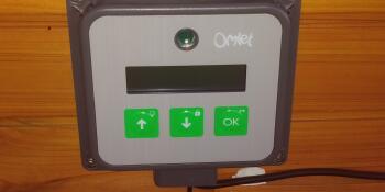 Una foto del pannello di controllo dell'apriporta automatico Omlet.