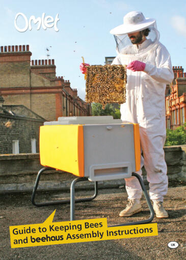 Una guida all'apicoltura di Omlet - che mostra un apicoltore e il suo Beehaus.