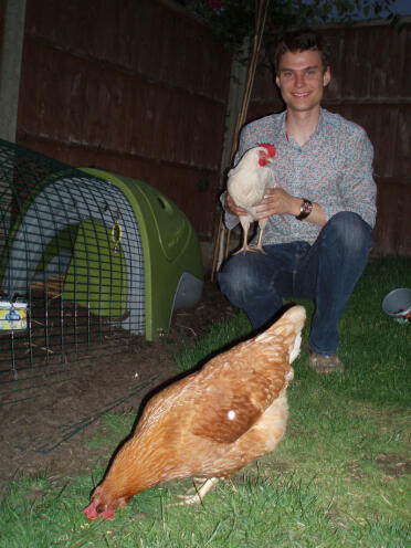 Gary era scettico ma ora adora tenere le galline da compagnia, anche se fanno un casino nel suo giardino!