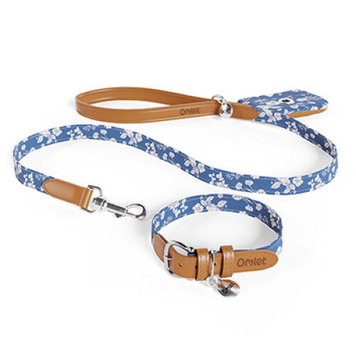 Guinzaglio, collare e porta sacchetti per cani in porcellana blu con stampa floreale gardenia di Omlet.