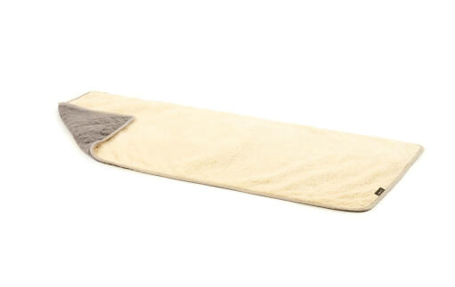 Una coperta di peluche grigio e crema, taglia 36