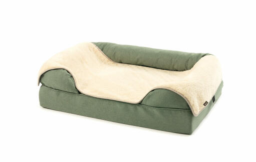 Coperta di peluche grigio e pelliccia su un letto a bolster verde 36