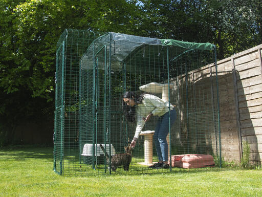 Il portico per la pista per gatti all'aperto ti permette di entrare senza preoccuparti delle fughe!