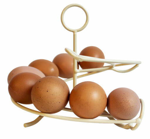Un elmetto color crema con un sacco di uova