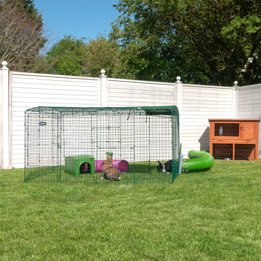 Trasferite i conigli senza doverli prendere in braccio! Collega la gabbia con il recinto Zippi e lascia libero accesso ai tuoi amici conigli 24/7 ad un'ampia area gioco sicura.