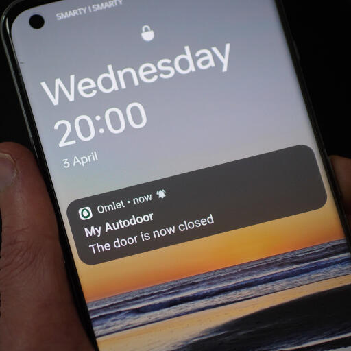 Primo piano della notifica dell'applicazione Omlet su uno smartphone