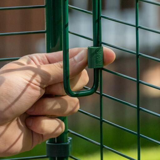 La staffa impermeabile della mensola per gatti è fissata alla pista esterna del catios utilizzando le clip della pista