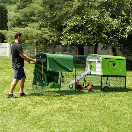 Uomo che sposta il Eglu Cube pollaio portatile in plastica