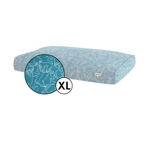 Cuscino extra large per cani con stampa di scarabocchi in verde acqua di Omlet.
