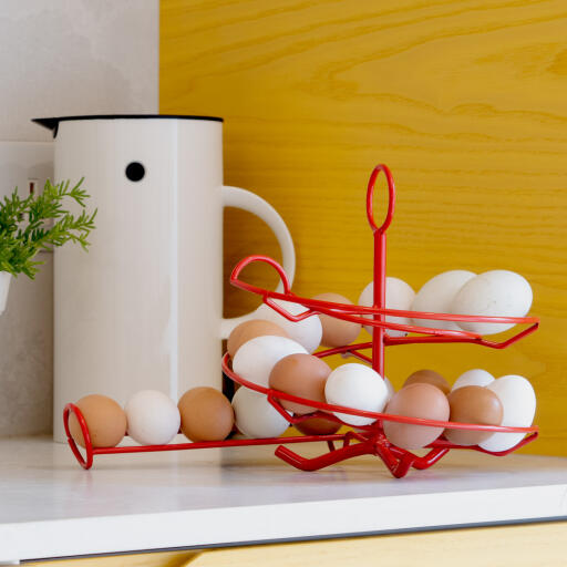 Un porta uovo rosso in una cucina