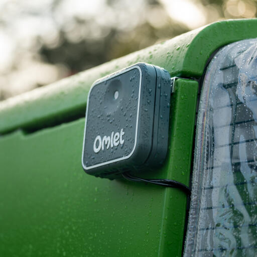 Un primo piano del pannello di controllo della porta automatica intelligente del pollaio
