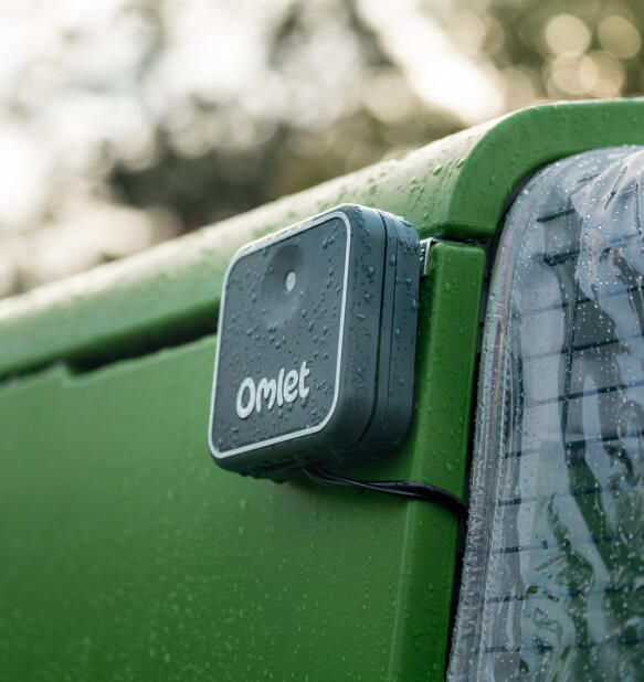 Primo piano del pannello di controllo smart Autodoor sotto la pioggia