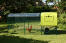 Vista laterale di Eglu Cube pollaio con corsa, copertura trasparente e pollo Vista laterale di Eglu Cube pollaio con corsa, copertura trasparente e pollo
