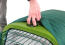 Una persona che gira la manopola della porta di un Eglu Go con una coperta per il tempo estremo Una persona che gira la manopola della porta di un Eglu Go con una coperta per il tempo estremo