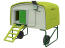 Un Autodoor con un pannello di controllo su un Eglu Cube grande pollaio verde Un Autodoor con un pannello di controllo su un Eglu Cube grande pollaio verde