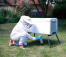 Un alveare bianco Beehaus con smooker liquido in uso. Un alveare bianco Beehaus con smooker liquido in uso.
